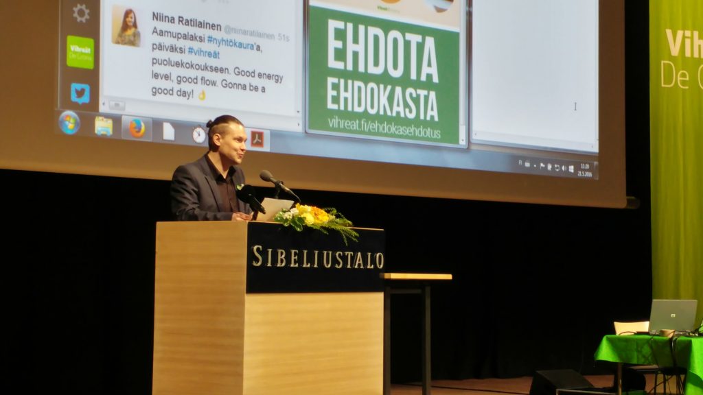 Sami Metsäranta toivotti puoluekoukseen osallistuvat tervetulleeksi Lahteen.